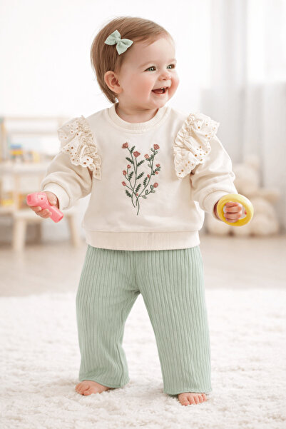 Kız Bebek Fırfır Detaylı Nakışlı Takım – Sweatshirt ve Fitilli Pantolon Seti
