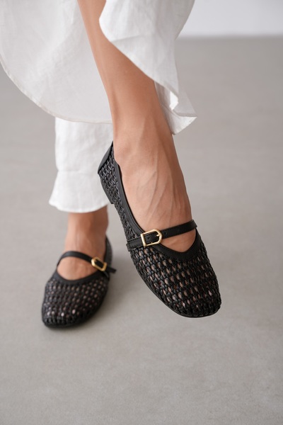 selin shoes حذاء باليرينا نسائي من فالورا بتفاصيل مشبك ذهبي قابل للتعديل - أسود