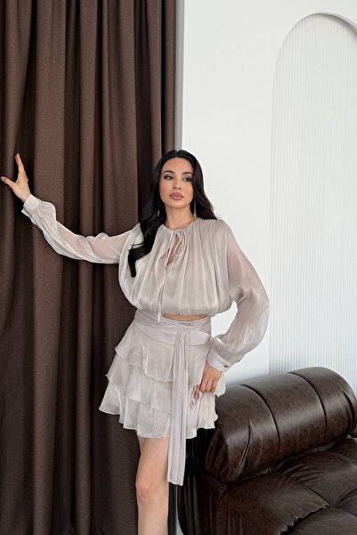 Serica Moda Комплект сива блуза с връзки и пола с волани