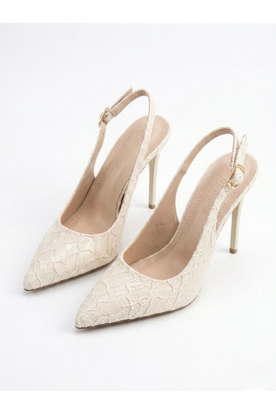 afra shoes حذاء داليدا كريمي من الجلد اللامع مع تفاصيل من الدانتيل وكعب عالٍ