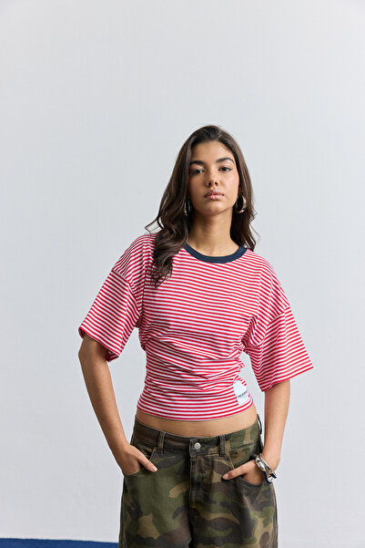 bases. Tricou cu mânecă scurtă, mulat pe talie
