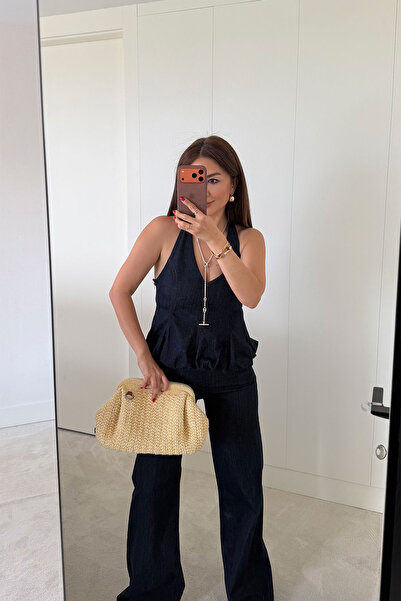 Özge Özgenç Bluza od teksasa sa halter izrezom i kontrastnim šavovima