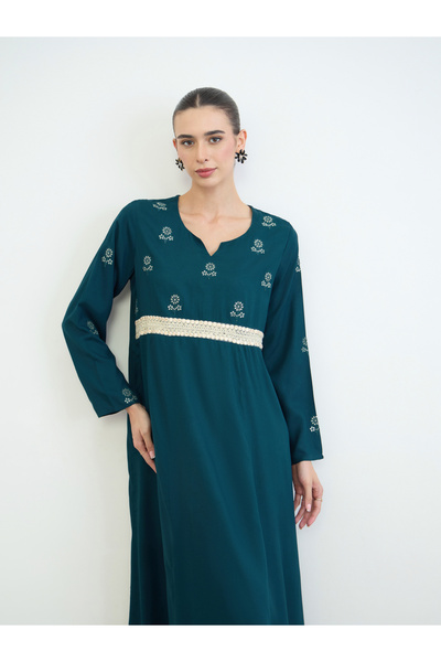 Amirah By Styli جلابية مطرزة بتطريز المرآة