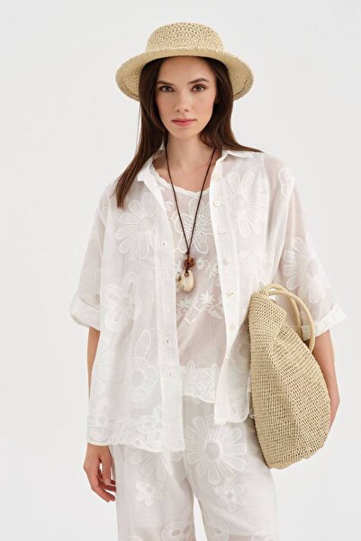 tw3 Women's Shirt with Complete Embroidery Detail and Foldable Sleeves Design