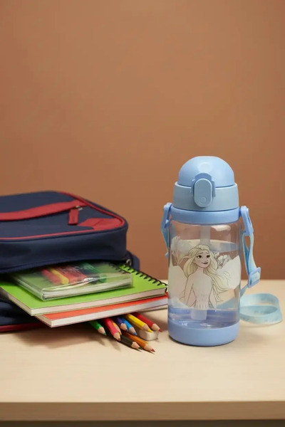 Miniso زجاجة مياه بلاستيكية مرخصة من ديزني فروزن مع حزام للكتف وشفاطة (520 مل...