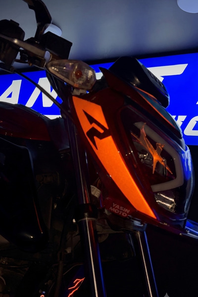 Banxtre ملصق تفاصيل الحاجب الأمامي للسيارة بشعار R عاكس للضوء لسيارة TVS Raid...