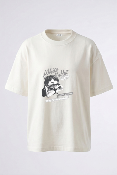Anetos تي شيرت أبيض كبير الحجم من القطن بتصميم White Rabbit Cat مطبوع على الظهر