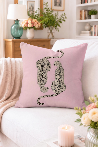 Home Pembe Zemin Leopar Desenli İki Kedi Figürlü Kırlent Kılıfı - Modern Deko...