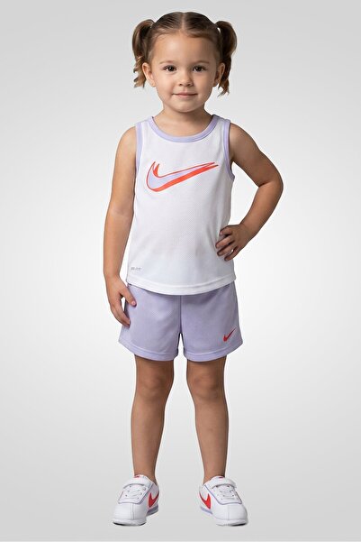 Nike طقم تي شيرت بدون أكمام وشورت بشعار العلامة التجارية للفتيات الصغيرات، مت...