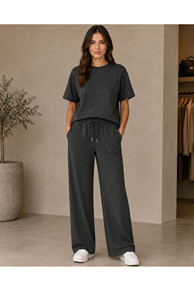 Butik Kadın Siyah Taş Detaylı Kısa Kollu Oversize Tişört ve Bol Paça Pantolon...