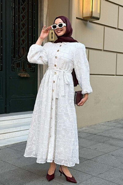 Modaensarbutik Sim İşlemeli Boydan Düğmeli Kuşaklı Tesettür Elbise-BEYAZ