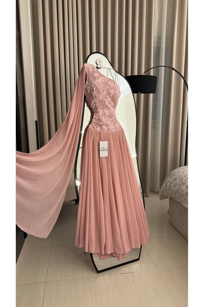 Nareen Fashion A Pink Evening Gown with an Elegant Design That Combines Femin...