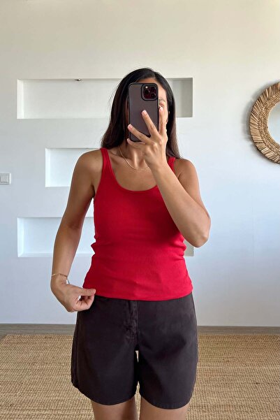 butikhola قميص رياضي أحمر بياقة على شكل حرف U وحزام