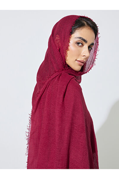 Amirah By Styli حجاب بلون النبيذ مع حواف مهترئة ومجعدة