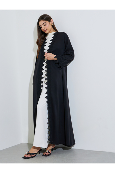 Amirah By Styli عباءة سوداء ذات أكمام طويلة مع تطريز دانتيل