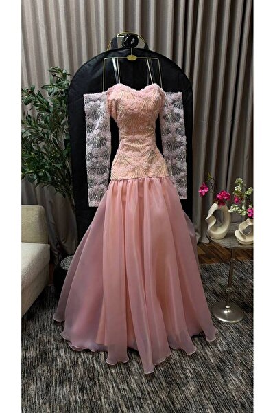 FASHION فستان وردي بتوب كورسيه مطرز ببراعة بالخرز والزهور، مع أكمام دانتيل شف...