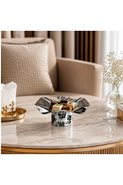Warehouse Wavy metal serving dish with an ornate base – 23 cm