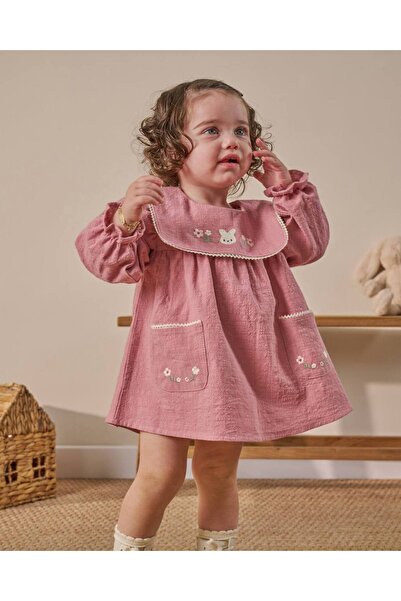 Karaniko Kids Kız Bebek Pamuklu Yaka Ve Cep Nakış Detaylı Pudra Keten Elbise