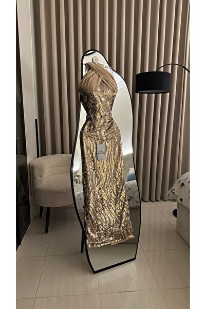 Nareen Fashion فستان سهرة فاخر بقصة مجسمة تبرز جمال القوام، مزين بالكامل بتطر...
