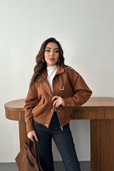 Moda Days سترة نسائية قصيرة ذات ياقة عالية من الجلد السويدي مع تفاصيل جيوب بت...
