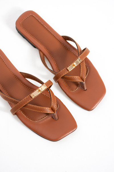 DUXAL SHOES صندل زوي ذو تصميم أنيق ومزود بإبزيم ومقدمة مربعة