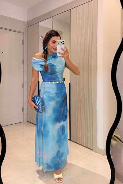Gizem Ecemiş Oceana Mavi Degaje Yaka Batik Desen Elbise