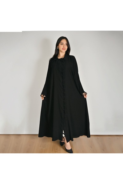 HAWRAA ABAYA عباية سوداء مغلقة بطقطق تتميز بتفاصيل دائرية أنيقة على الواجهة و...