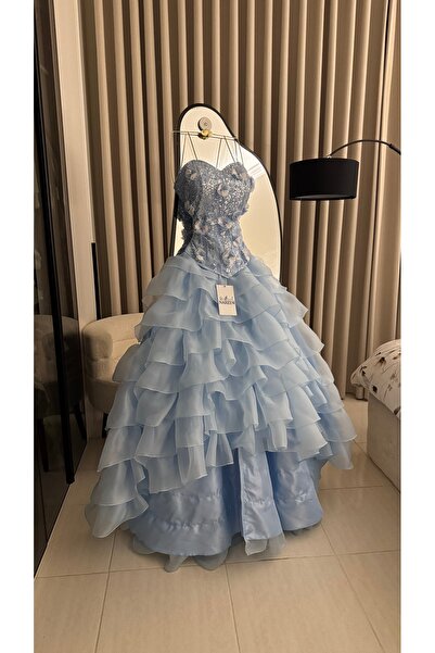 Nareen Fashion فستان سهرة فاخر باللون السماوي الهادئ، بتصميم ملكي يخطف الأنظار