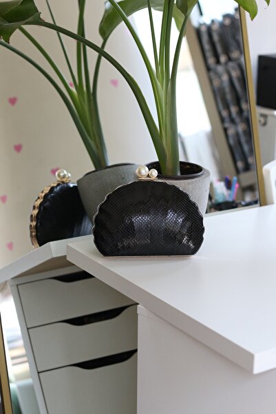 Moom Bag Women's Black Oyster Pearl Chain Shoulder Bag