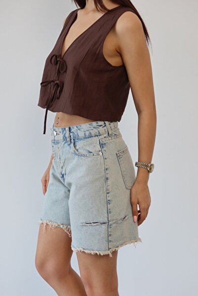 Moda Days شورت جينز نسائي باللون الأخضر الفاتح مع تفاصيل جانبية مقطوعة وتفاصي...
