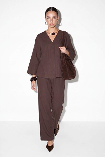 Drop by TrendyolMilla طقم مكون من قطعتين باللون البني مع سترة بياقة على شكل V...