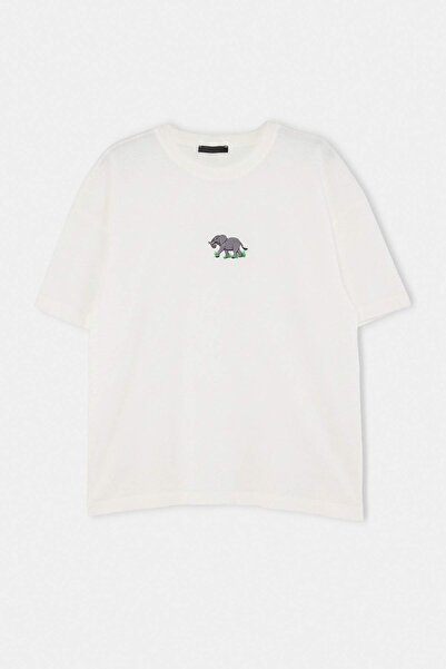 Trendyolmilla  Ekru Oversize/Geniş Kalıp Fil Nakış %100 Pamuk T-Shirt TMNSS26TS00077