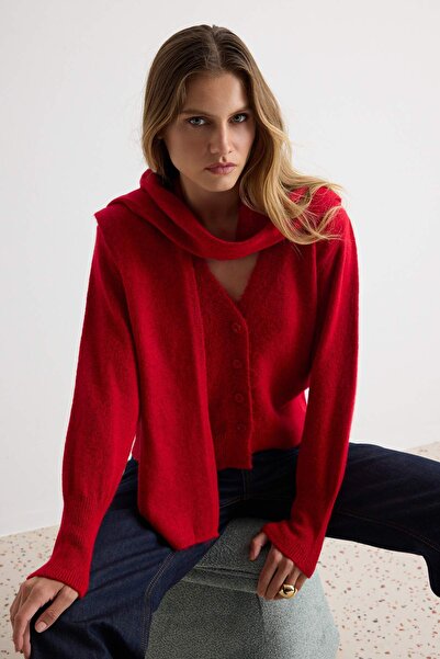 Trendyol Collection كارديجان تريكو بتفاصيل شال أحمر وياقة على شكل V TWOAW27HI...