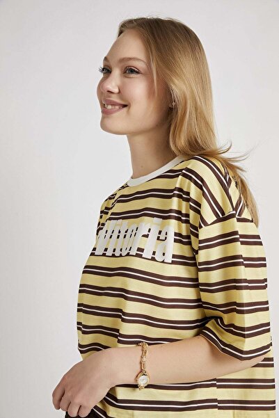 Arma Life ARMALIFE 10915 BİS YAKA ÇİZGİLİ YAZI DETAYLI CROP KADIN T-SHIRT