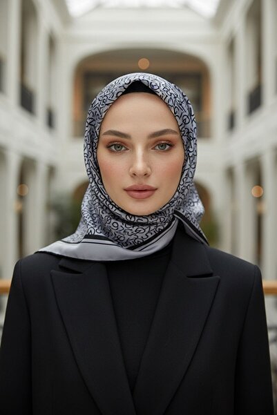 Vissona وشاح حرير تويل 100% منقوش بالحروف رمادي - أسود اللون مقاس 90 × 90 شكل...