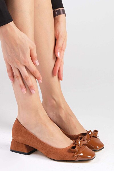 Mio Gusto Γυναικεία κοντό τακούνι αξεσουάρ Cassidy Tan Color Blunt Toe Bow