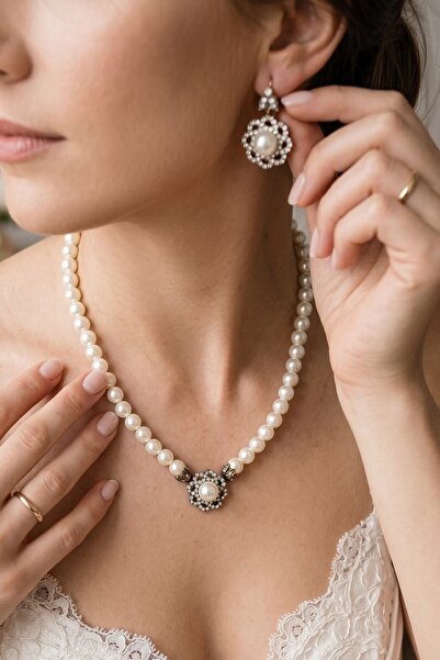 FAYRA ACCESSORIES Kristal Taşlı Çiçek Figür İnci Kolye ve Küpe Seti