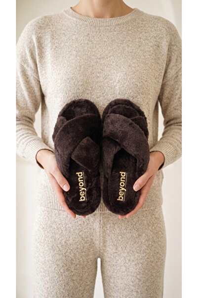 Beyond Women's Bitter Brown Cross-Strapped Furry House Slippers Byndcap01