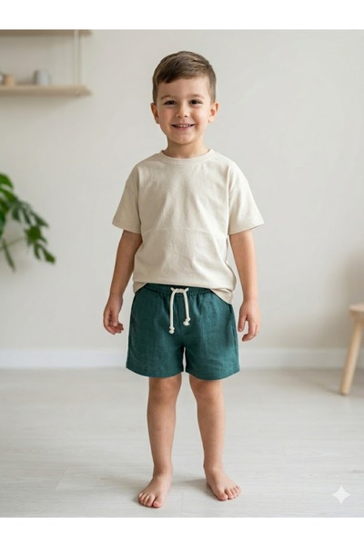 Motebarn Wear طقم تي شيرت كريمي أساسي للأولاد مع شورت أخضر بمظهر الكتان