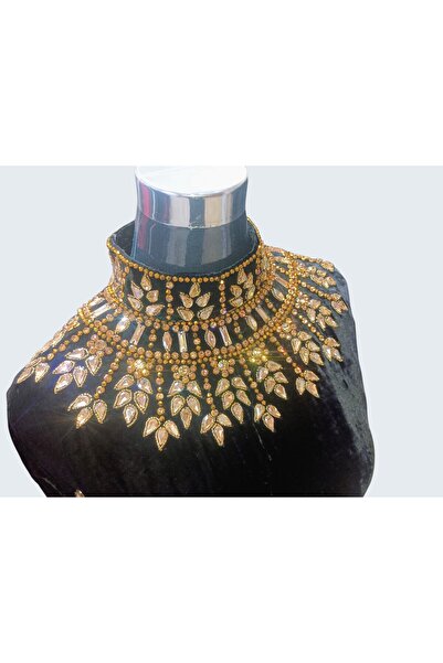 Bab almadina collection فستان سهرة أنيق طويل من المخمل بياقة عالية وأكمام مزينة