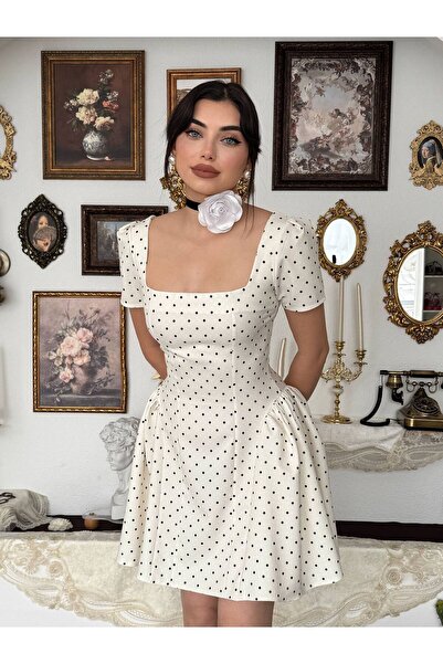 MareandCo Puantiye Kare Yaka Yanları Büzgü Detaylı Kısa Kollu Mini Elbise