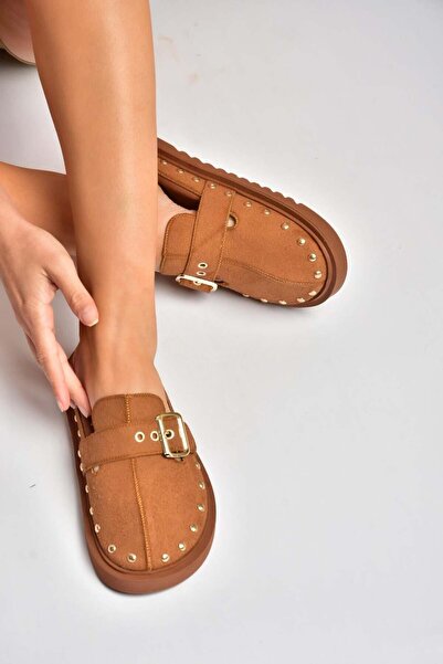Fox Shoes Y918143802 شبشب سابو من جلد الغزال البني مع تفاصيل مزينة بالمسامير ...