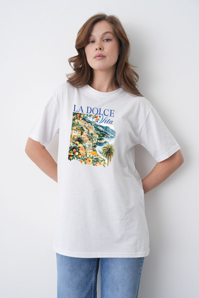 TREND EMMODA Tricou casual alb cu gât rotund, cu imprimeu La Dolce Vita, cu v...
