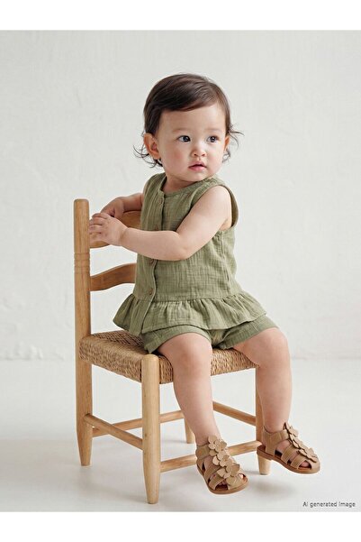 LC Waikiki Lcw Baby Crew Neck Baby Girl Blouse and Shorts 2-Piece Set