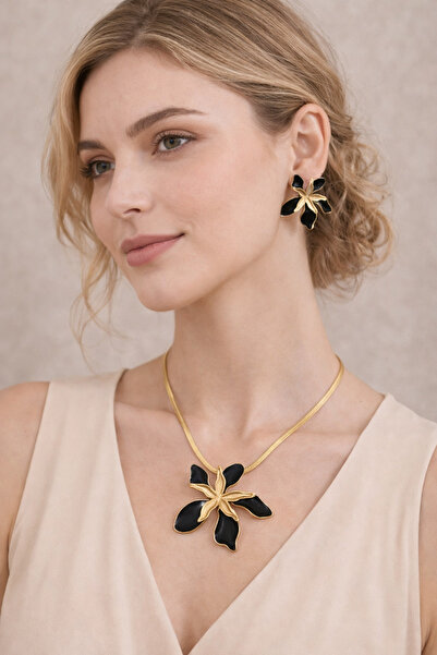 VELVIA Luxury Set with a Big Flower Design with Elegant Gold Touch