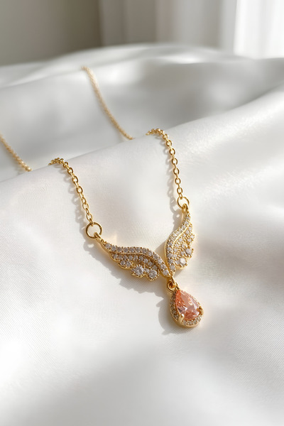 Elifsu Jewelry قلادة من الفولاذ بتصميم جناح الملاك مرصعة بحجر الزركون