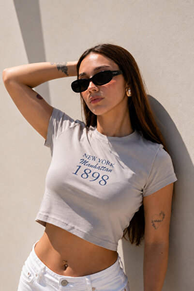 DI LORIA Tricou crop gri pentru femei, cu imprimeu New York, croială slim (95...