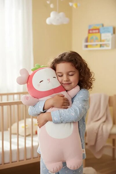 Miniso Lisanslı Çilekli Kedi Minderi 76 Cm – Yumuşacık Dekoratif Yastık