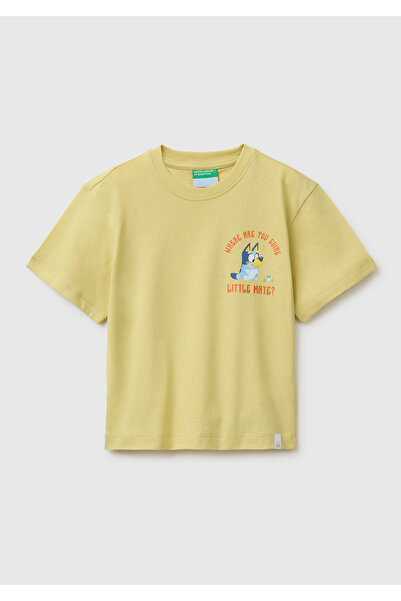 United Colors of Benetton تي شيرت للأولاد ذو ياقة مستديرة وطباعة باللون الأصف...