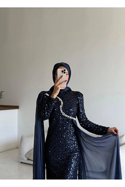 Butik Lacivert Pulpayet Kumaş Sağ Omuz Sol Bel Detayı Pelerinli Abiye Modelimiz